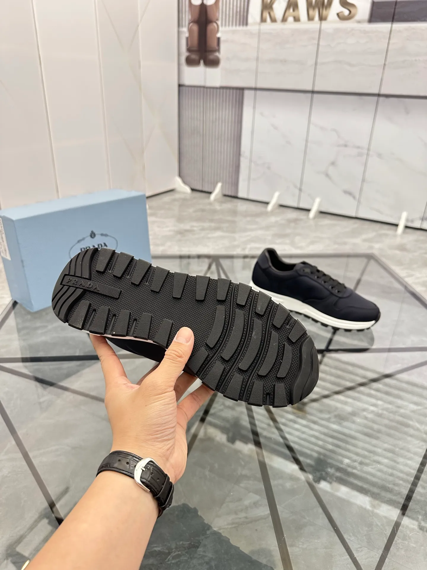 Men's shoes: 💰P440¥ Product trademark: Prada *"Prada*" low-top casual shoes Regular size: 38-44 (can be customized to 45.46) Product materials: Upper imported from the counter original fabric, sheepskin lining, original outsole. Number: 835